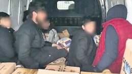 G&ouml;&ccedil;menler Deterjan Kolileri Arasında Saklanmış