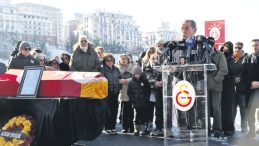 G&ouml;kmen &Ouml;zdenak&rsquo;ı sevenleri uğurladı