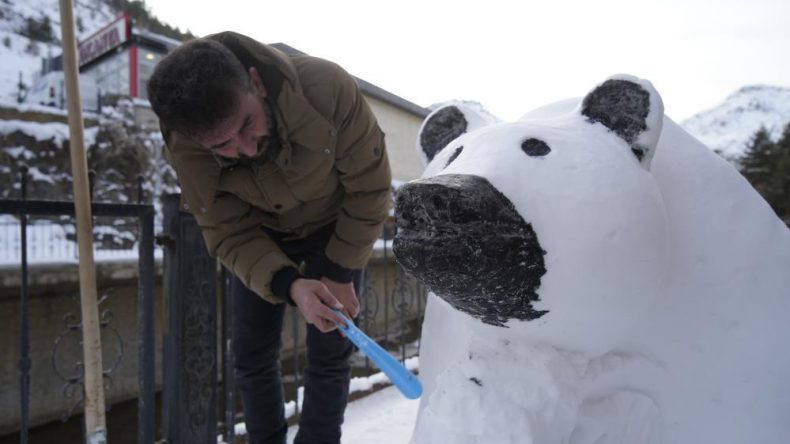 G&uuml;m&uuml;şhaneli Tır Şof&ouml;r&uuml;n&uuml;n Karlı Sanatı: Anne ve Yavru Ayı Heykeli İlgi Odağı Oldu!