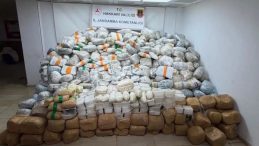 Hakkari&rsquo;de Uyuşturucuya Y&ouml;nelik Operasyon: 860 Kilogram Uyuşturucu Ele Ge&ccedil;irildi