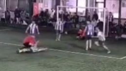 Halı sahada yaşanan şok anlar! Dili boğazına ka&ccedil;tı, hakem sayesinde kurtarıldı