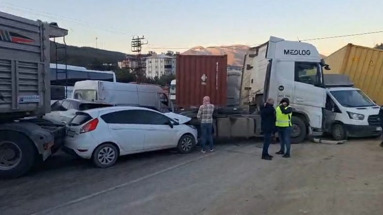 Hatay'da Buzlu Yolda Zincirleme Kaza: 11 Yaralı