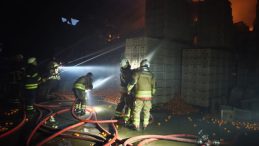 Hatay'da Narenciye Tesisinde Yangın: 60 İş&ccedil;i Tahliye Edildi, 1 İş&ccedil;i Hayatını Kaybetti