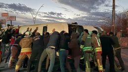 Hatay&rsquo;da TIR ile Minib&uuml;s &Ccedil;arpıştı: 18 Yaralı!