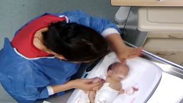 Hemşire Dehşeti: 5 G&uuml;nl&uuml;k Bebeği D&ouml;verek Engelli Kalmasına Sebep Oldu! Korkun&ccedil; Olayın G&ouml;r&uuml;nt&uuml;leri Ortaya &Ccedil;ıktı