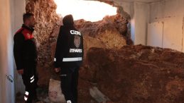 Heyelan dehşeti! Dev kayalar evin &uuml;zerine d&uuml;şt&uuml;… 5 kişilik aile saniyelerle kurtuldu