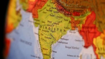 Hindistan&rsquo;da korkun&ccedil; kaza: Askeri ara&ccedil; u&ccedil;urumdan d&uuml;şt&uuml;, 10 asker hayatını kaybetti