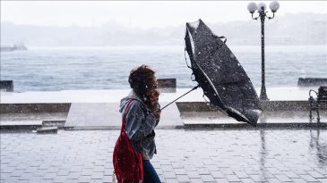 İ&ccedil;işleri Bakanlığı'ndan Fırtına, G&ouml;k G&uuml;r&uuml;lt&uuml;l&uuml; Sağanak ve &Ccedil;ığ Uyarısı