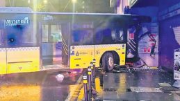 İETT Otob&uuml;s&uuml; Binaya &Ccedil;arptı: 6 Yaralı