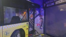 İETT otob&uuml;s&uuml; binaya &ccedil;arptı: 6 yaralı