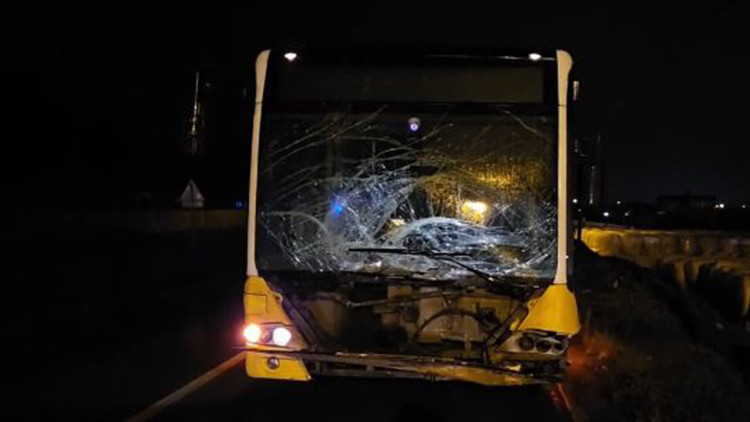 İETT Otob&uuml;s&uuml; ile Hafif Ticari Ara&ccedil; &Ccedil;arpıştı: 1 &Ouml;l&uuml;, 1 Yaralı