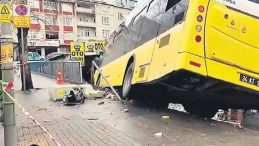 İETT Otob&uuml;s&uuml; Kaza Tehlikesini Kıl Payı Atlattı