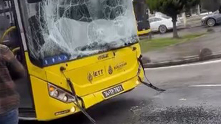 İki İETT Otob&uuml;s&uuml; &Ccedil;arpıştı: Yaralılar Var