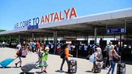İngiliz ve Polonyalı Turistler Akdeniz'i Keşfetti! Antalya'ya 17.571 Milyon Ziyaret&ccedil;i Geldi