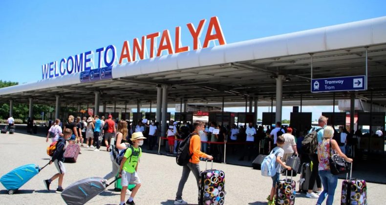 İngiliz ve Polonyalı Turistler Akdeniz'i Keşfetti! Antalya'ya 17.571 Milyon Ziyaret&ccedil;i Geldi