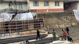 İnşaat Temelinin Yanında &Uuml;&ccedil; Binanın Bah&ccedil;esindeki Toprak Kayması; 25 Kişi Tahliye Edildi