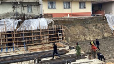 İnşaat Temelinin Yanında &Uuml;&ccedil; Binanın Bah&ccedil;esindeki Toprak Kayması; 25 Kişi Tahliye Edildi