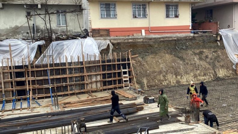 İnşaat Temelinin Yanında &Uuml;&ccedil; Binanın Bah&ccedil;esindeki Toprak Kayması; 25 Kişi Tahliye Edildi