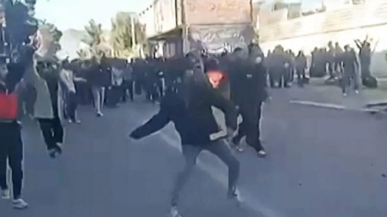 İran'da Kitlesel Protestolar: 6 Kişi Hayatını Kaybetti, 17 Yaralı