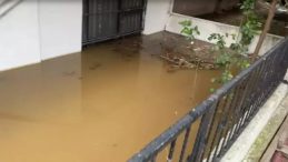 İSKİ&rsquo;nin Defalarca Doldurduğu Yoldaki &Ccedil;ukurdan Sızan Su, Evin Bodrum Katını Bastı