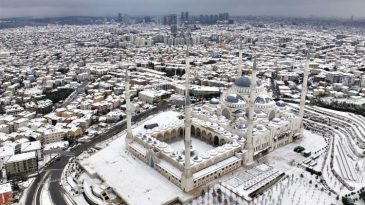 İstanbul Beyaz Bir &Ouml;rt&uuml;yle Kaplandı