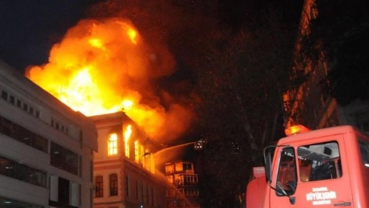 İstanbul Beyoğlu'nda Otelde Yangın &Ccedil;ıktı
