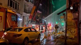 İstanbul Kadık&ouml;y'de &Uuml;&ccedil; Katlı Metruk Bir Binada Yangın: 1 Kişi Yaralı Kurtarıldı!