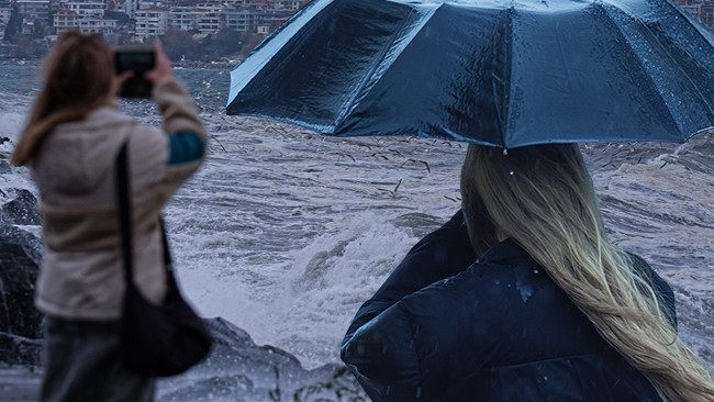 İstanbul ve 24 İl İ&ccedil;in Hava Alarmı! Kuvvetli Fırtına Geliyor: 3 B&ouml;lgede Sağanak Yağış Bekleniyor | Hava Sıcaklığı Değişecek: Meteoroloji'den Uyarılar