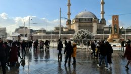 İstanbul'da 5 Saat S&uuml;ren Kar Yağışı: Eğlence ve Zorluklar