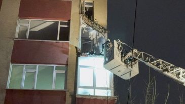 İstanbul'da 6 Katlı Binanın İki Balkonunda &Ccedil;&ouml;kme Olayı