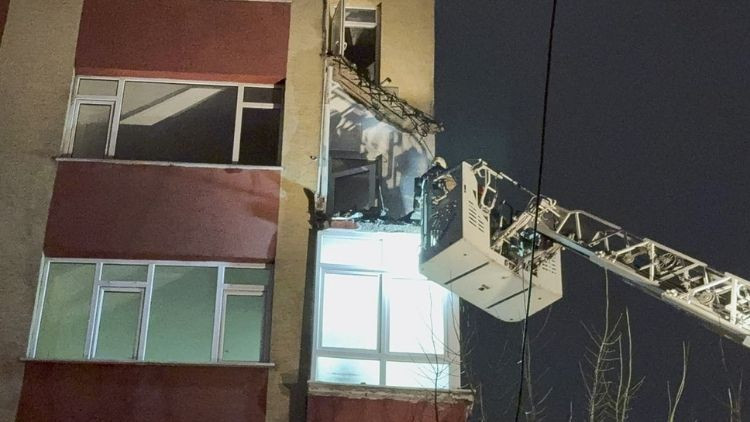 İstanbul'da 6 Katlı Binanın İki Balkonunda &Ccedil;&ouml;kme Olayı