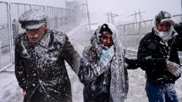 İstanbul'da Beklenen Kar Başladı: Lapa Lapa Yağdı, B&uuml;t&uuml;n Şehir Beyazla Kaplandı!