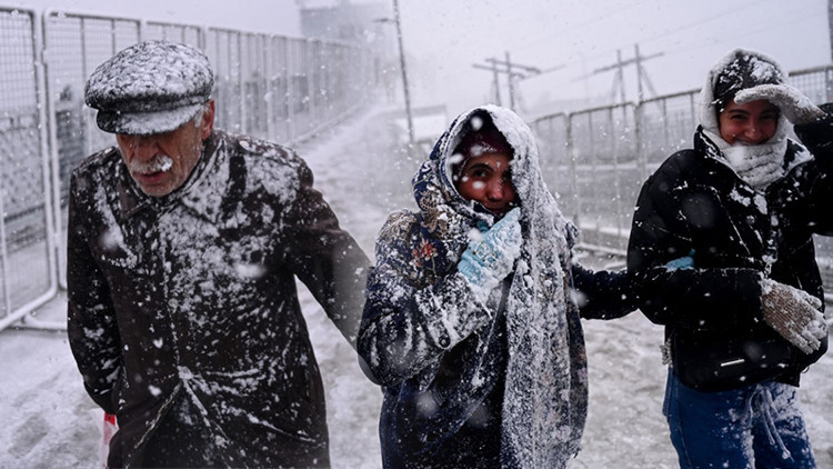 İstanbul'da Beklenen Kar Başladı: Lapa Lapa Yağdı, B&uuml;t&uuml;n Şehir Beyazla Kaplandı!