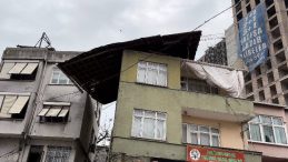 İstanbul'da Lodos Fırtınası: Binanın &Ccedil;atısı U&ccedil;tu, Beton Par&ccedil;aları Ara&ccedil;ların &Uuml;zerine D&uuml;şt&uuml;!