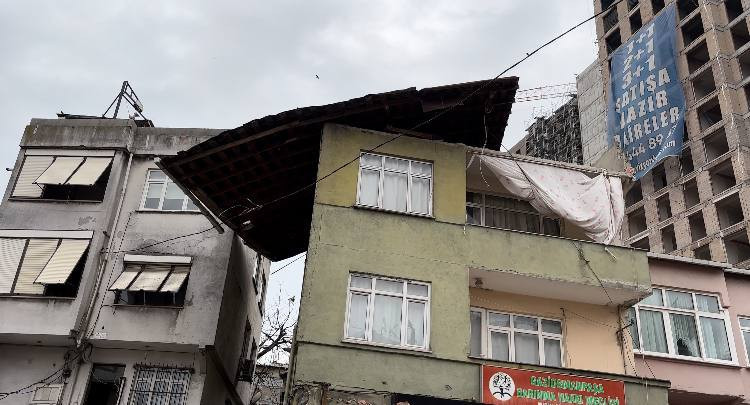 İstanbul'da Lodos Fırtınası: Binanın &Ccedil;atısı U&ccedil;tu, Beton Par&ccedil;aları Ara&ccedil;ların &Uuml;zerine D&uuml;şt&uuml;!