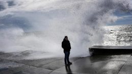 İstanbul'da Lodos Nedeniyle Sahilde Dev Dalgalar Oluştu