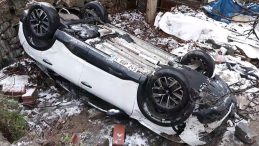 İstanbul'da otomobil yokuş aşağı kayıp bah&ccedil;eye u&ccedil;tu: 3 yaralı