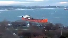 İstanbul'da Tanker Lodosun Etkisiyle Sahile S&uuml;r&uuml;klendi