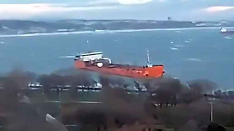 İstanbul'da Tanker Lodosun Etkisiyle Sahile S&uuml;r&uuml;klendi