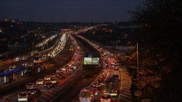 İstanbul'da Trafik Sorunu Devam Ediyor! Yoğunluk Y&uuml;zde 89'a Ulaştı