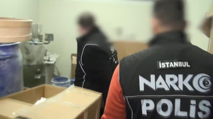 İstanbul'da Uyuşturucu Operasyonu: 1 Milyon 252 Bin Hap Ele Ge&ccedil;irildi, 2 Kişi G&ouml;zaltında!