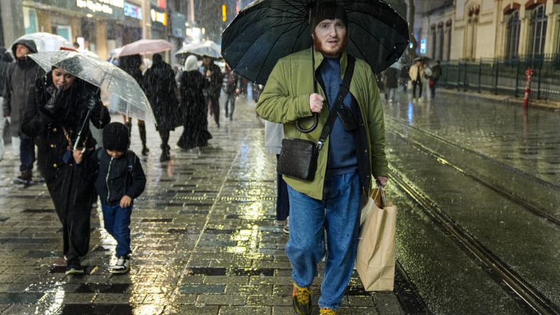 İstanbul'da yağmura teslim! Kuvvetli yağmur ve şiddetli rüzgar etkili oluyor