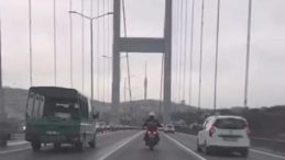 İstanbul'da Y&uuml;rek Isıtan Anlar: Fırtınada Savrulan Motosikletlilere Ara&ccedil;lar Kalkan Oldu!