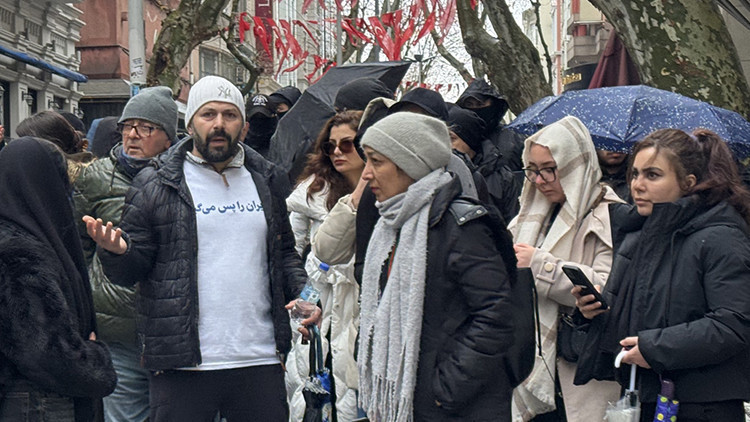 İstanbul'daki İranlılardan &Uuml;lkelerindeki Protestolara Destek