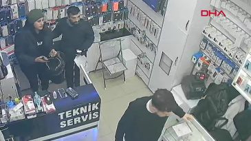 İstanbul'daki &uuml;nl&uuml; pasajda silahlı &ccedil;atışma: İş yerine sığındılar