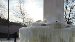 İstanbul'un Yakınlarında Sibirya Soğukları: Eksi 11 Dereceyi G&ouml;rd&uuml;ler, Her Yer Buzla Kaplandı