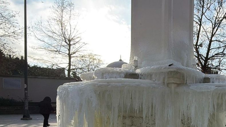 İstanbul'un Yakınlarında Sibirya Soğukları: Eksi 11 Dereceyi G&ouml;rd&uuml;ler, Her Yer Buzla Kaplandı