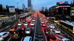 İstanbul&rsquo;da Ara Tatil Yoğunluğu Zirveye Ulaştı! Trafik Y&uuml;zde 89'a &Ccedil;ıktı