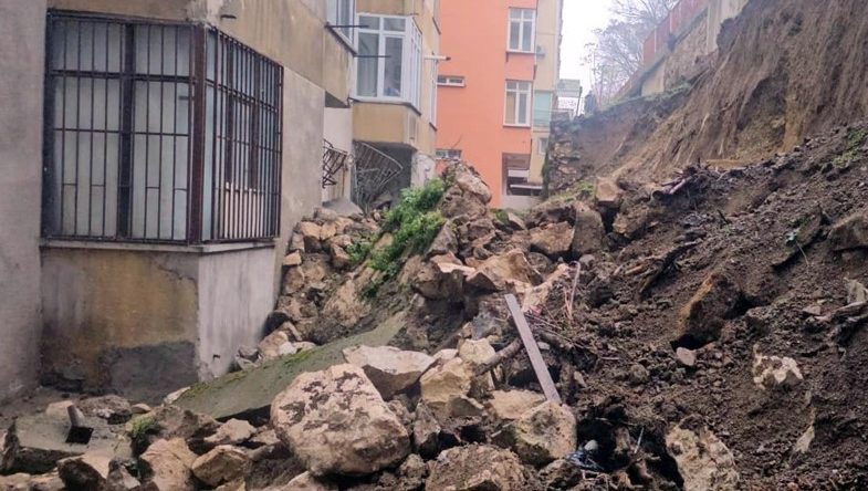 İstinat Duvarı &Ccedil;&ouml;kt&uuml;, İki Bloklu Bina Tahliye Edildi