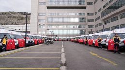 İzmir'in Ambulans Filosunu Gen&ccedil;leştiriyor: 45 Yeni Ambulans Teslim Edildi